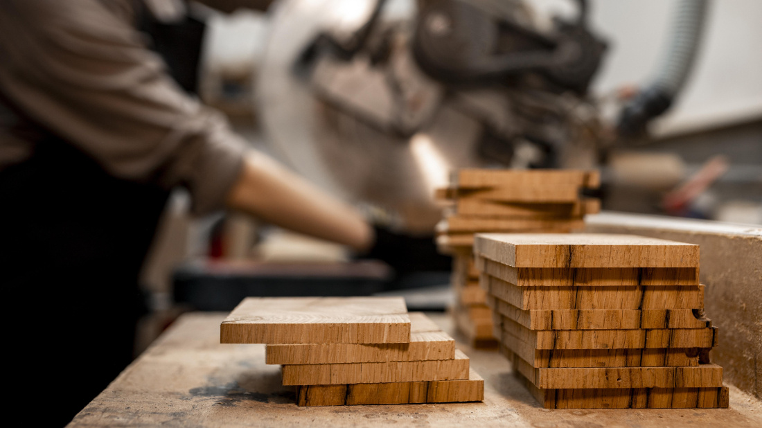 Matériaux robustes utilisés pour la fabrication de meubles industriels sur mesure.