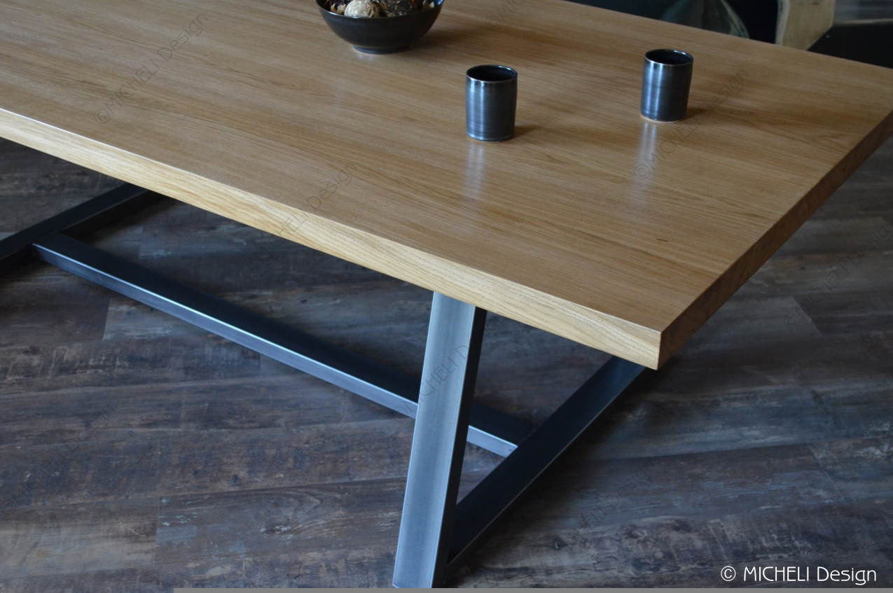 Détail des pieds en métal de la Table de Repas Contemporaine en Bois et Métal Trapeze - 244285