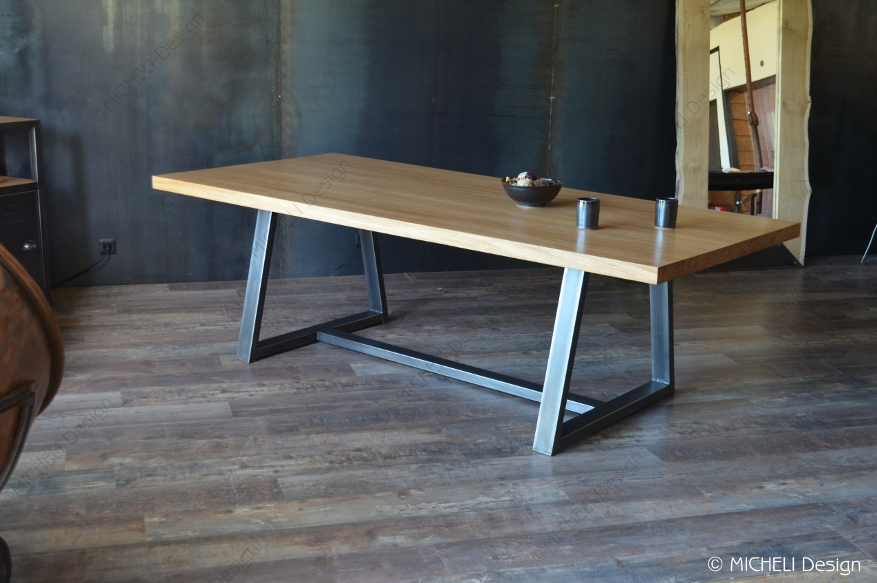 Table de Repas Contemporaine en Bois et Métal Trapeze dans un décor industriel - 239411