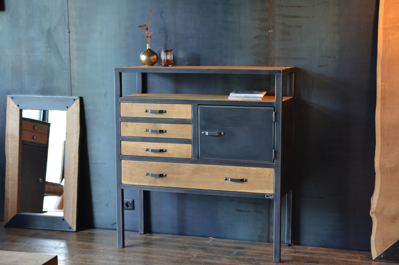 Vue globale de la commode FLORA en chêne massif et acier patiné, parfaite pour un intérieur industriel chic.